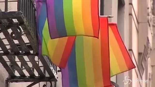 VIDEO E’ morto Gilbert Baker, inventò la bandiera arcobaleno