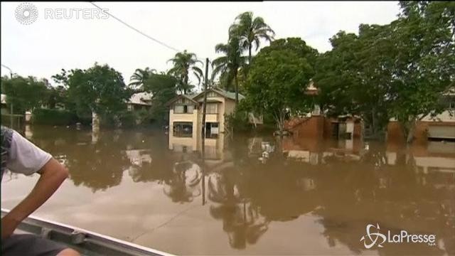 Allagamenti in Australia: c’è anche chi fa il bagno