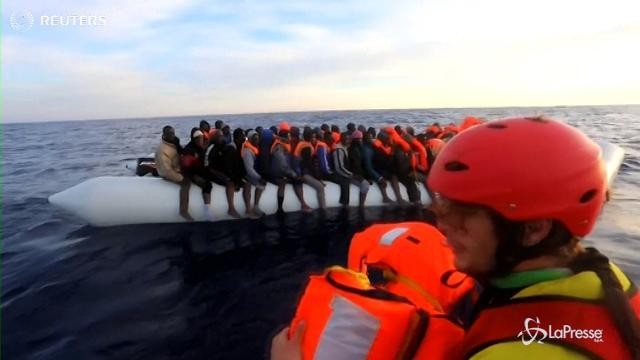 Immigrazione, salvate oltre 200 persone al largo della Libia