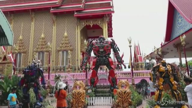 Transformers nel tempio per avvicinare i bambini al buddismo