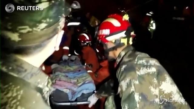 Cina, tirano fuori un bimbo intrappolato nel pozzo