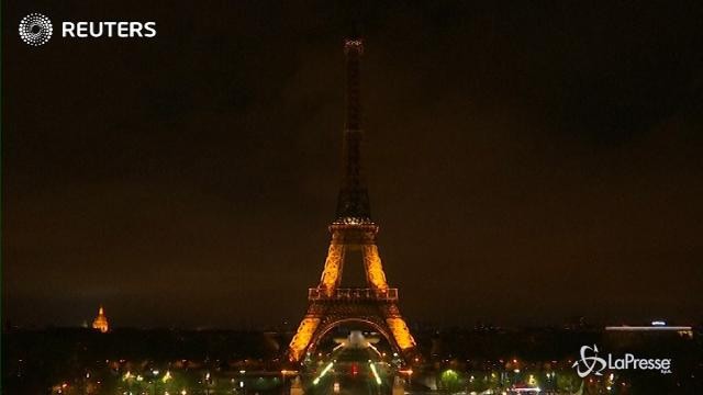 Parigi, la Torre Eiffel diventa nera per le vittime di San Pietroburgo