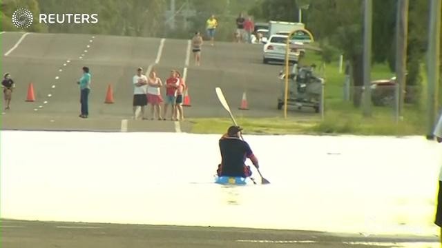 Australia, i bambini giocano in acqua dopo l’alluvione