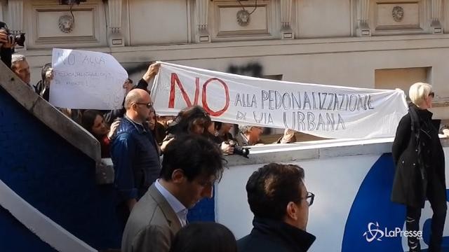 VIDEO Roma, Raggi contestata al rione Monti