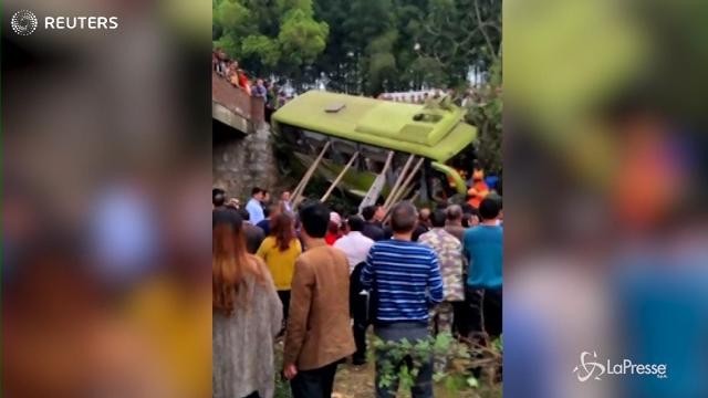 Cina, autobus si schianta contro auto: 1 morto e 24 feriti
