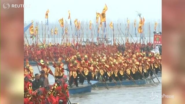 Cina: al via la gara fra le barche ornamentali