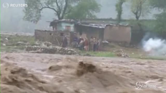 Piogge e inondazioni in India: residenti a rischio