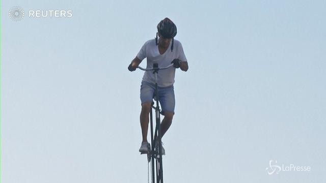 Cuba: ciclista cerca il record con una bici alta 7 metri e mezzo, ma la polizia rovina tutto