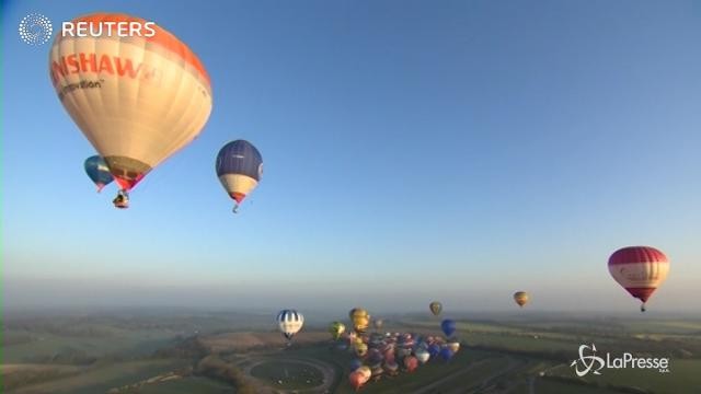 Sopra il canale della Manica volano 89 mongolfiere