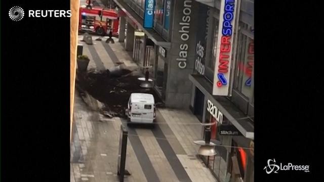 VIDEO Stoccolma, camion contro la folla: morti e feriti