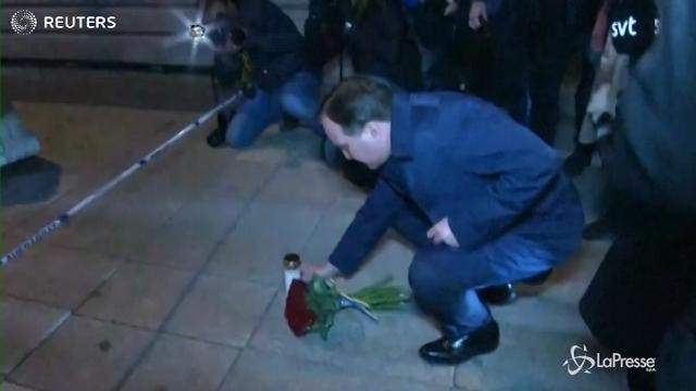 Primo ministro Lofven depone fiori sul luogo dell’attentato