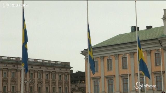 Svezia, bandiere a mezz’asta a Stoccolma
