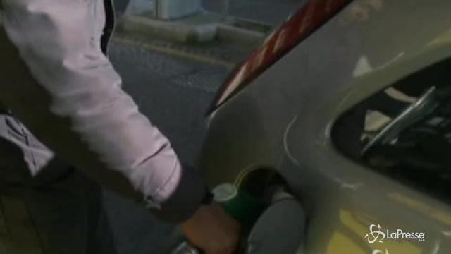 Stangata sui carburanti a Pasqua