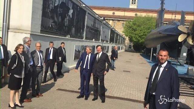 VIDEO Milano, Gentiloni posa davanti al sottomarino Toti