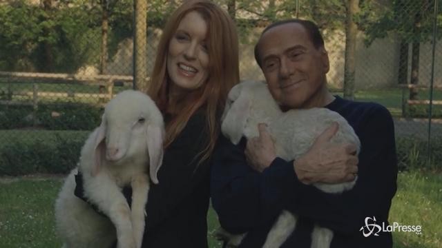 VIDEO Berlusconi in campo per gli agnellini