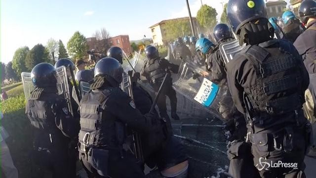 Lucca, scontri tra polizia e antagonisti