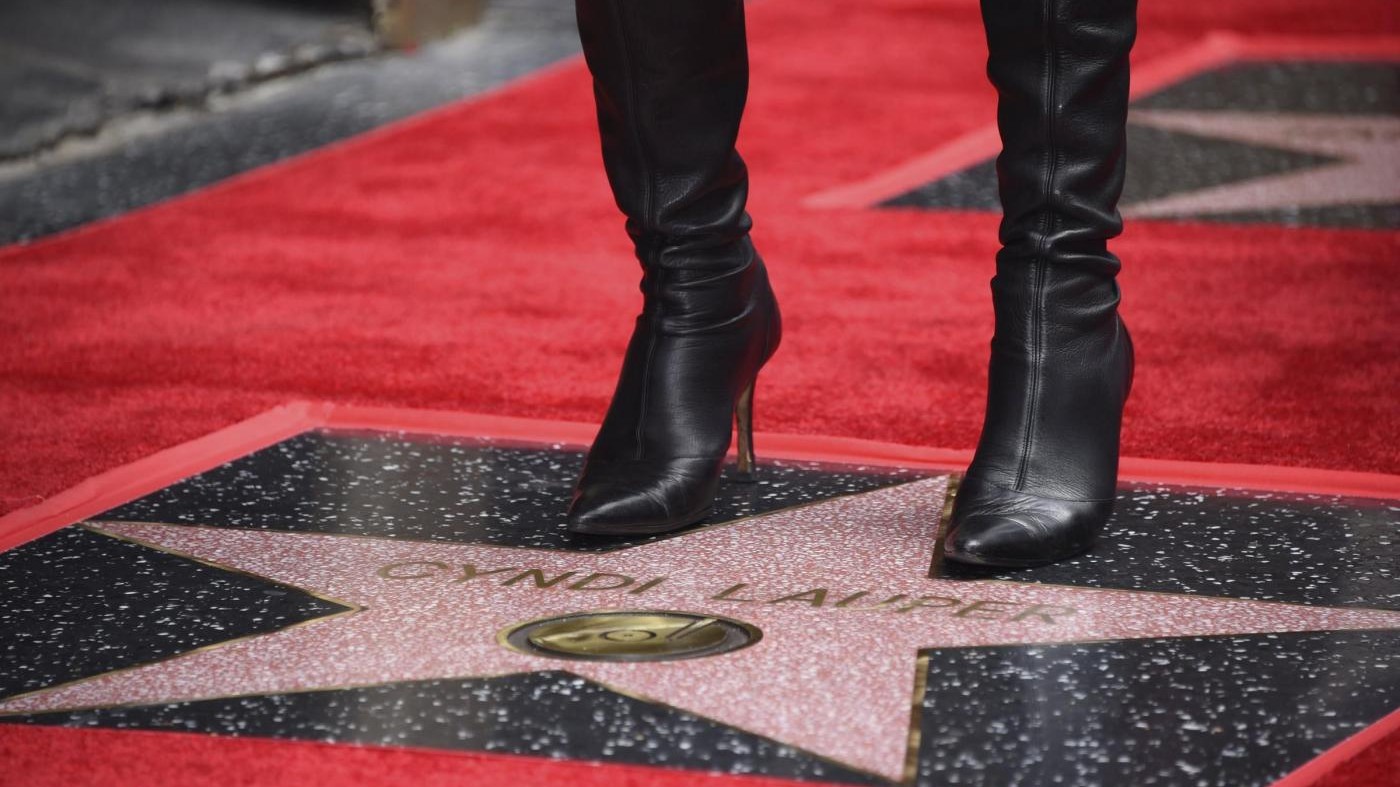 Cyndi Lauper conquista stella sulla Walk of Fame di Hollywood