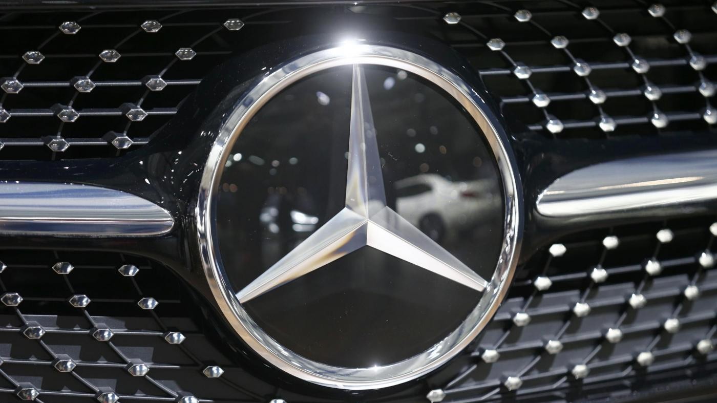 Milano, ruba una Mercedes e investe proprietario 25enne