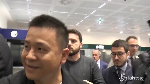 L’arrivo a Malpensa di Yonghong Li, futuro proprietario del Milan