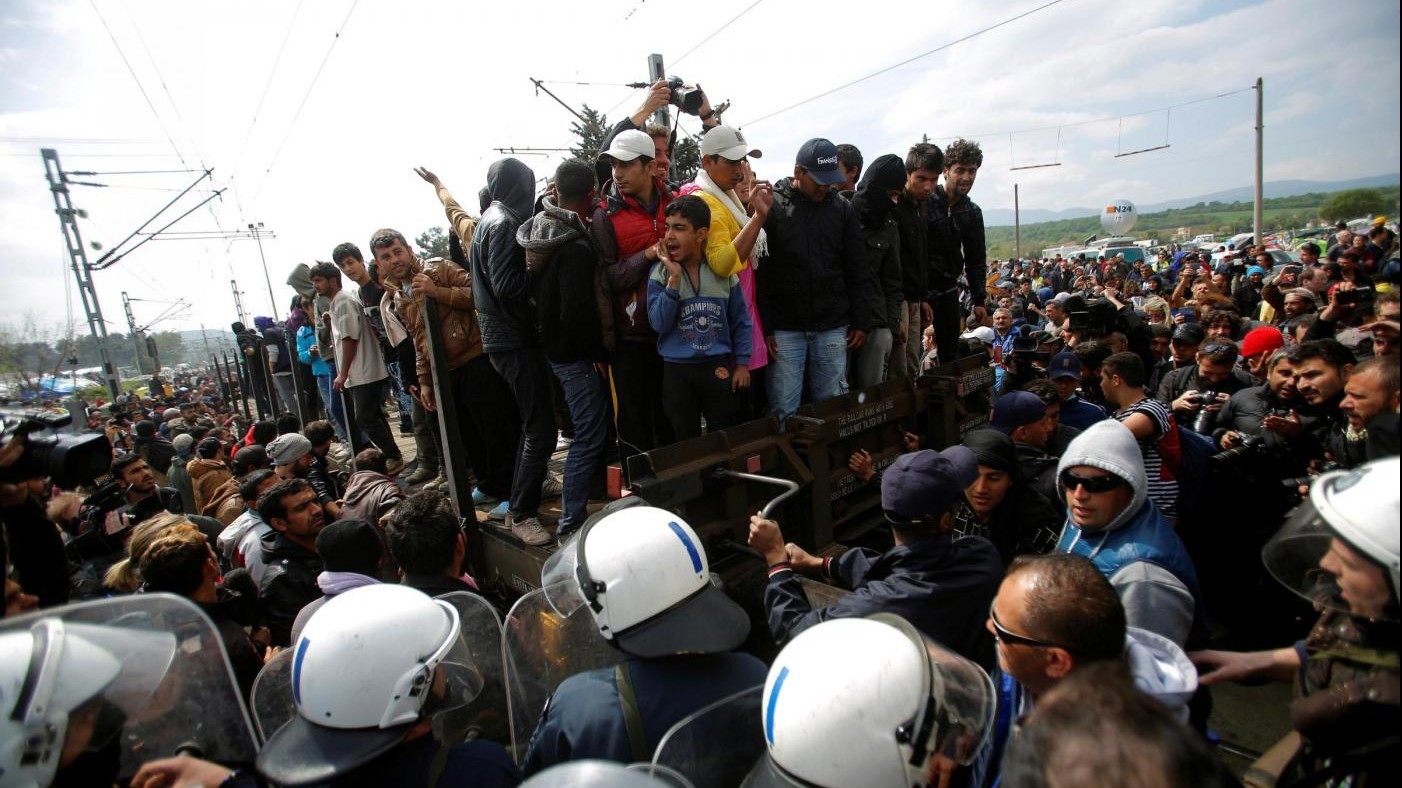 Migranti, scontri a Idomeni: polizia macedone spara lacrimogeni