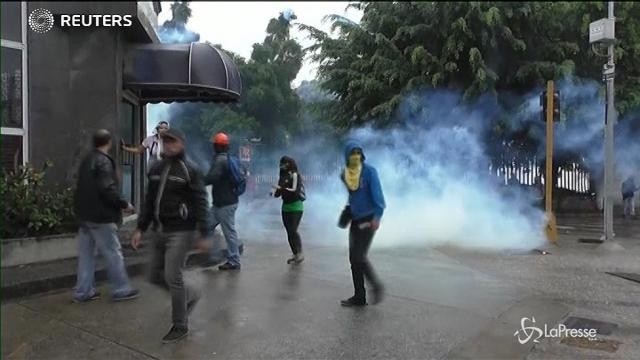 Venezuela, ancora protesta e scontri in piazza
