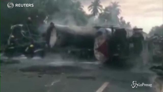 Messico, bus contro autocisterna: 24 i morti carbonizzati