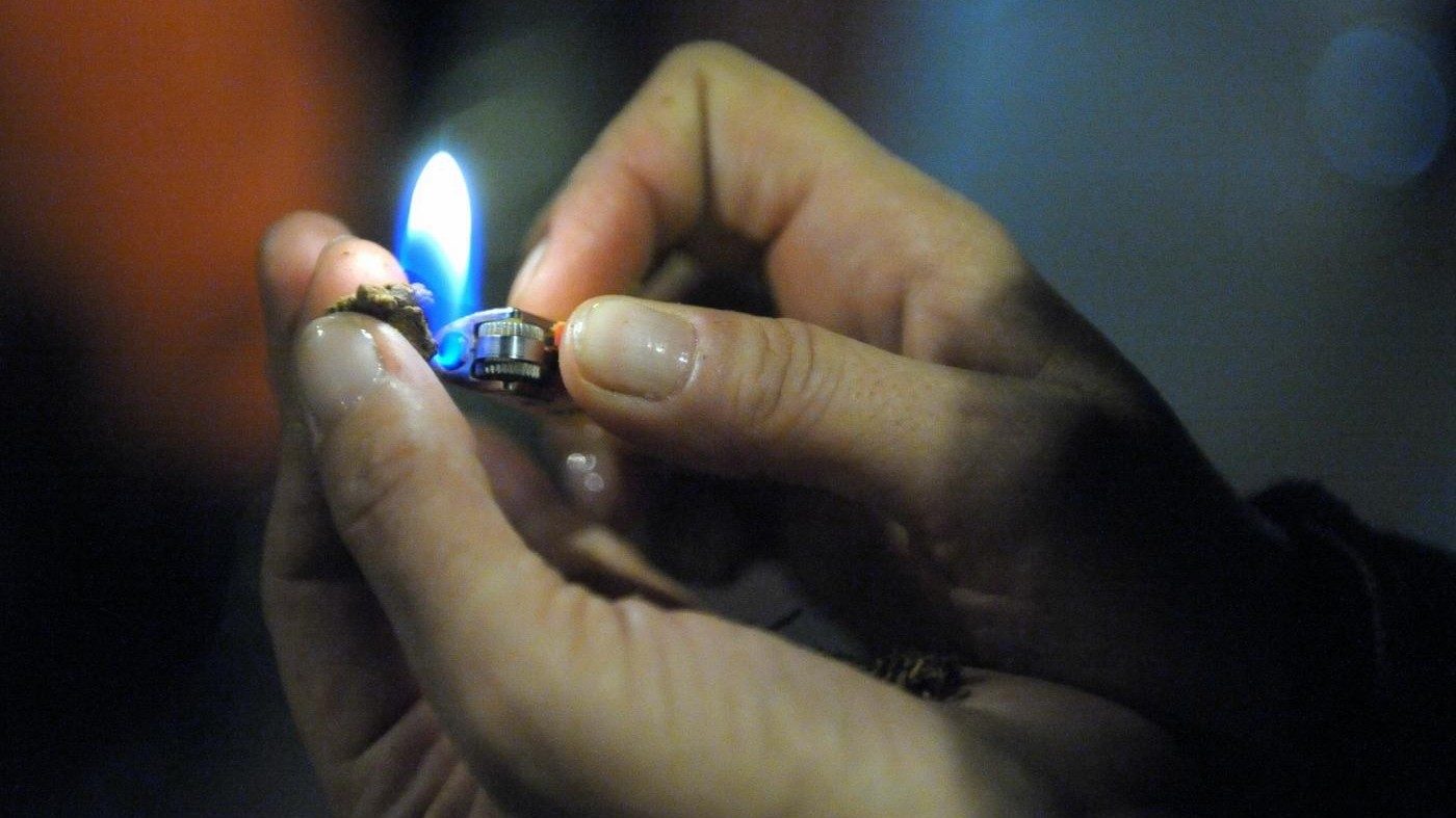 Roma, nasconde 3 kg di hashish nella vasca da bagno: arrestato
