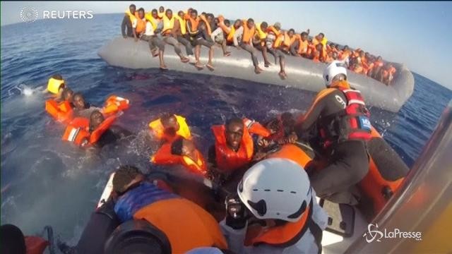 VIDEO Migranti: le immagini di un drammatico salvataggio al largo della Libia
