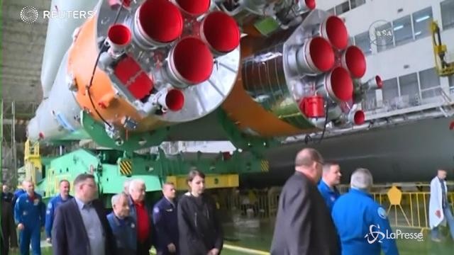 NASA, l’equipaggio ispeziona la Soyuz prima del lancio
