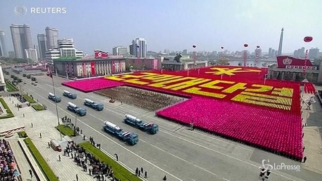 VIDEO Alla parata militare in Nord Corea sfilano i nuovi missili