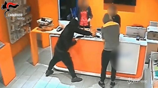 VIDEO Arrestati 3 baby-rapinatori con pistola e passamontagna