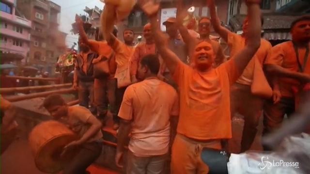 Nepal, esplosioni di colore per il nuovo anno solare