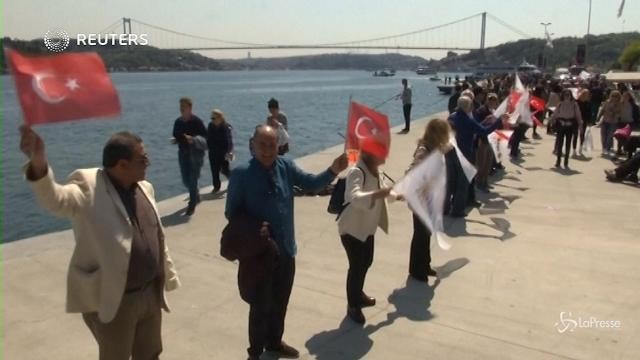 Turchia, manifestazioni sul Bosforo alla vigilia del referendum