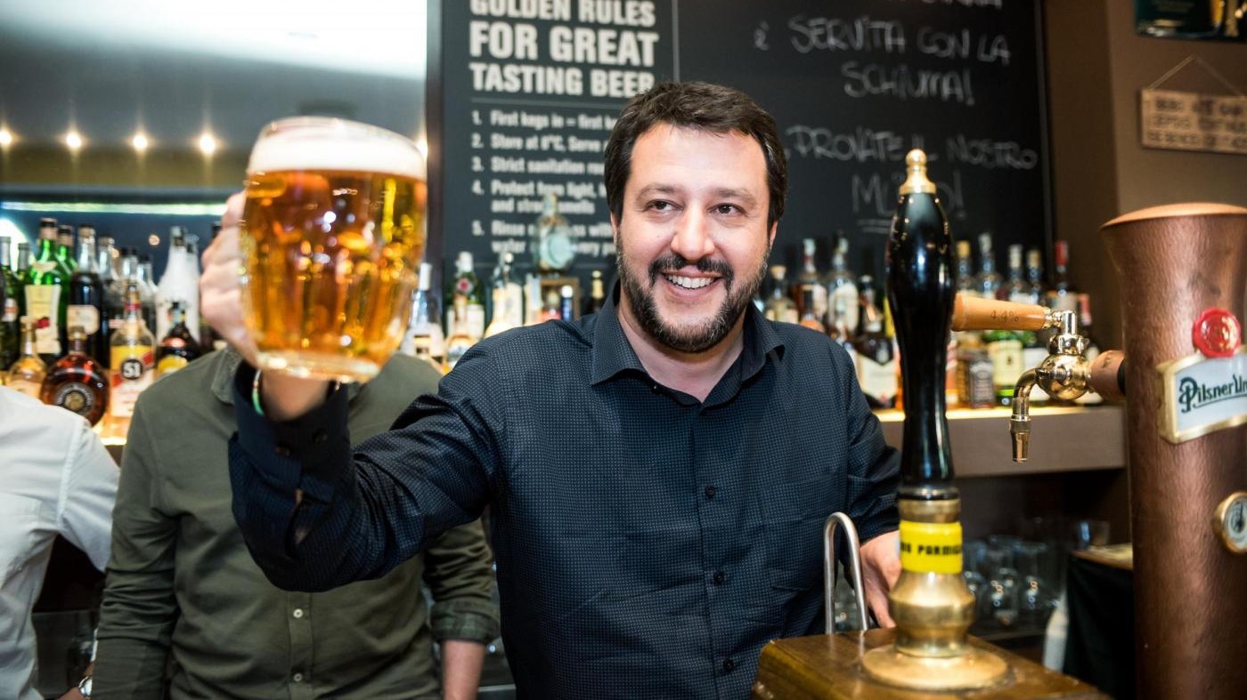 Salvini tra birra e aperiselfie lancia campagna elettorale 2.0