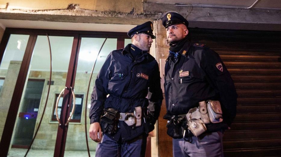 Milano, finti agenti perquisiscono e rapinano un 37enne