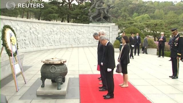 Usa, Pence visita il cimitero nazionale di Seul
