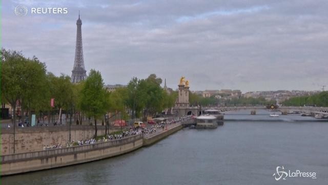 Parigi, la maratona colorata lungo la Senna