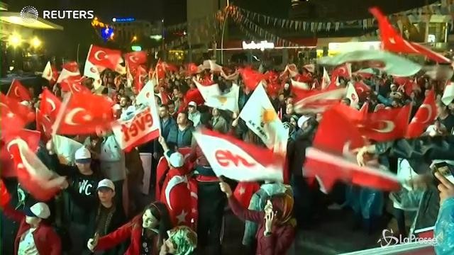 Turchia, vince il sì: ad Ankara supporter di Erdogan in festa