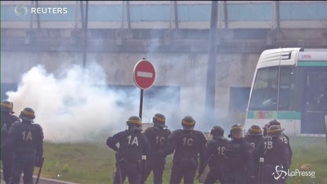 VIDEO Francia, scontri tra manifestanti anti Le Pen e polizia