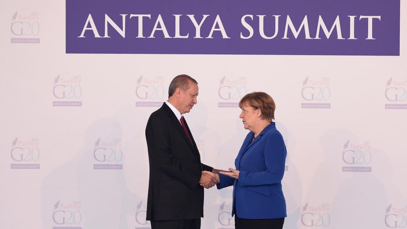 Merkel dà ok a processo contro comico per satira su Erdogan