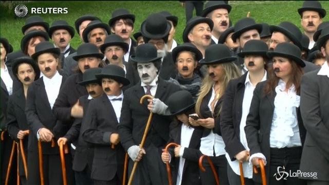Svizzera, in centinaia vestiti da Charlot per ricordare Chaplin