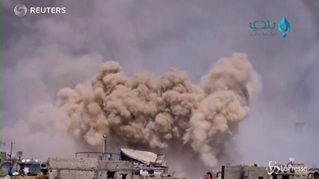 Siria, attacchi aerei su Damasco