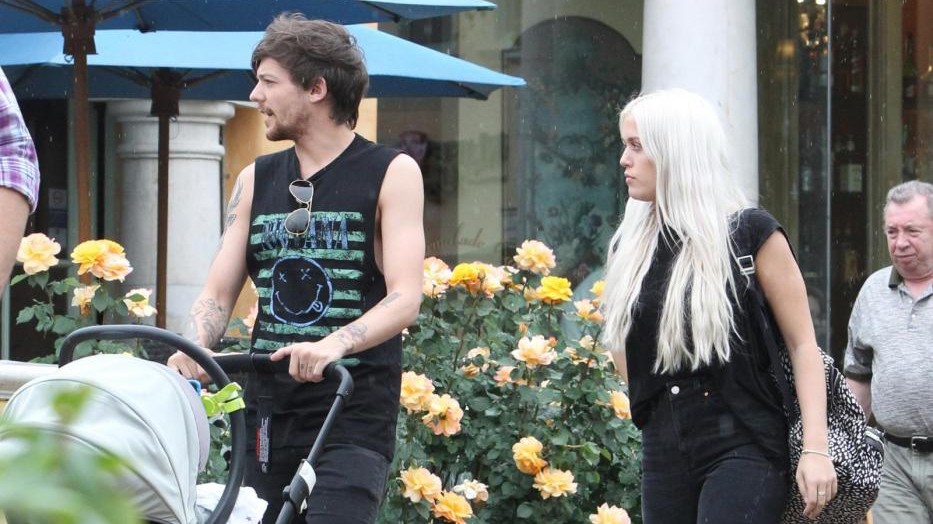 Louis Tomlinson bravo papà: a passeggio con il figliolo Freddie