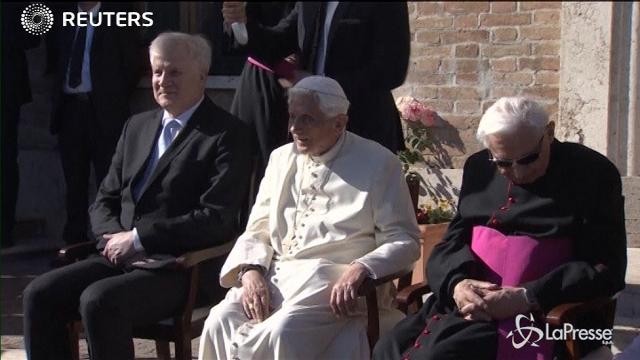 Benedetto XVI festeggia i 90 anni con una pinta di birra