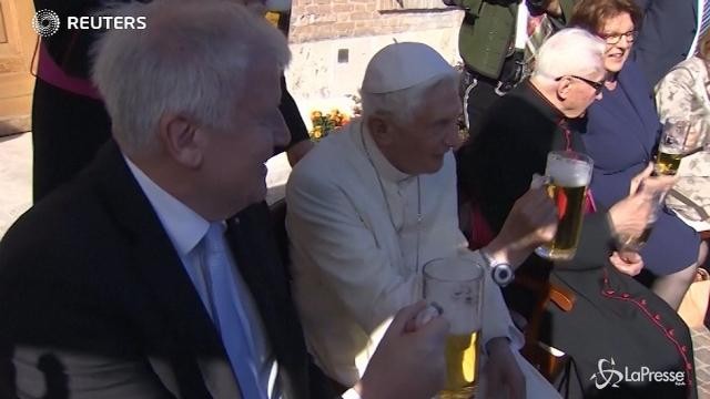 Benedetto XVI festeggia il compleanno bevendo birra