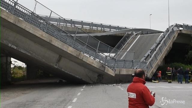 VIDEO Fossano, crolla un viadotto sopra l’auto dei carabinieri