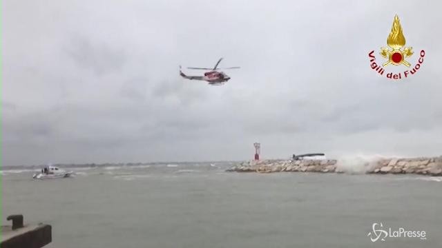 VIDEO Rimini, una barca finisce sugli scogli: 1 morto, 3 dispersi