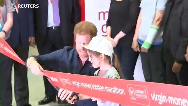 VIDEO Il principe Harry inaugura la maratona di Londra