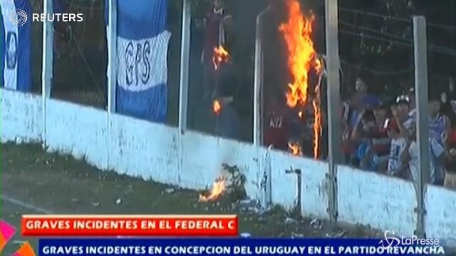 Argentina, tifosi lanciano sassi contro calciatori