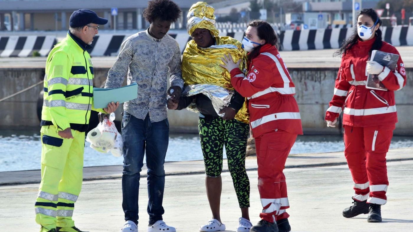 Migranti, 6 cadaveri su barca verso Italia e 108 persone salve